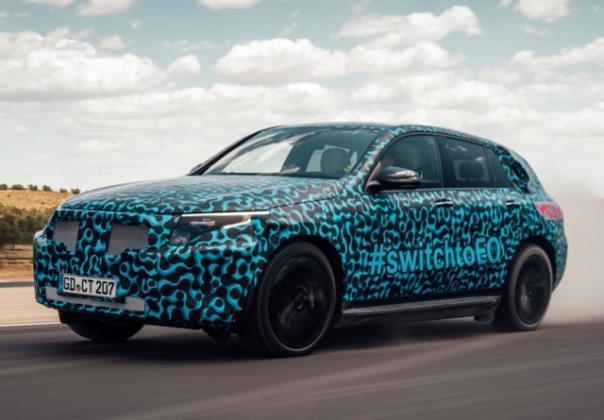 Prototyp des Mercedes-Benz EQC auf Erprobungsfahrt.  Foto: Auto-Medienportal.Net/Daimler